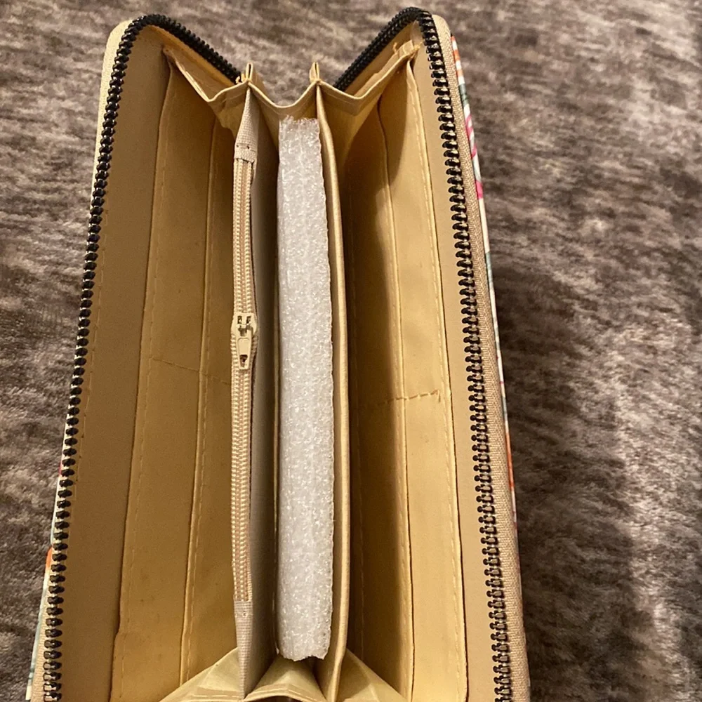 🌸Ivory Floral Zipper‎ Wallet🌸